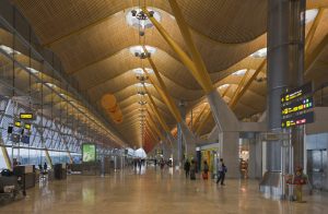 Terminal 4 del aeropuerto de Madrid Barajas Espana 2013 01 09 DD 05 300x196 - Industri